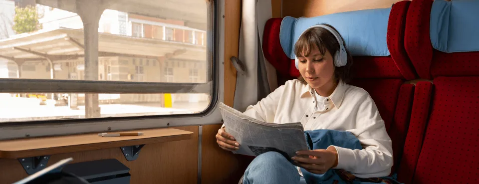 Femme lisant dans un train - voyage lent et détente en France avec SlowBreak