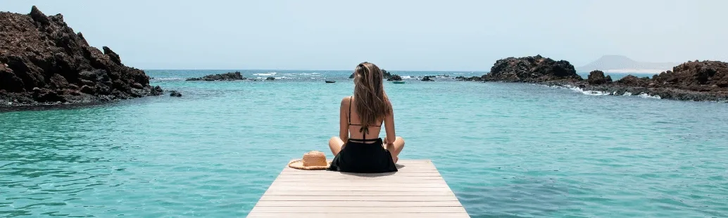 Pause contemplative au bord de la mer - slow travel et lenteur côte française