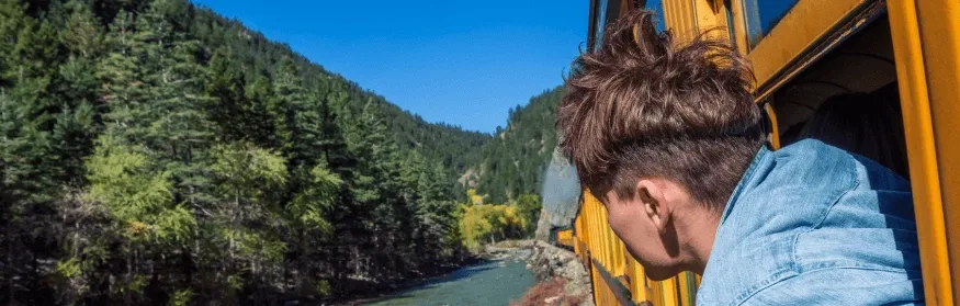 Train régional traversant les montagnes françaises - voyage responsable et slow travel sans voiture