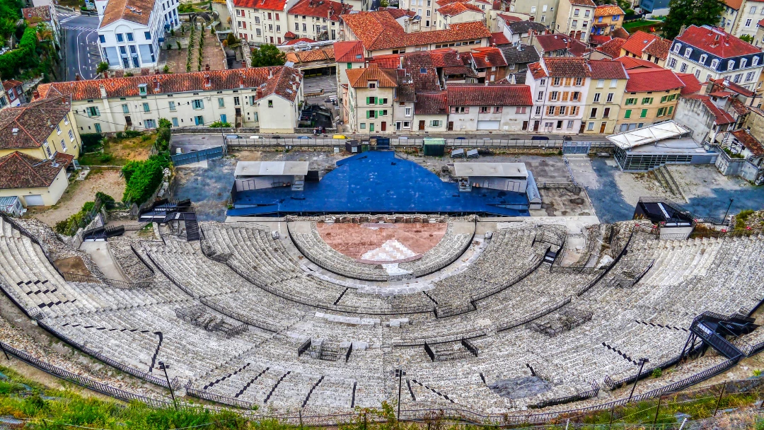 Théâtre antique de Vienne vu du belvédère de Pipet, gradins romains et toits de la ville en arrière-plan, accessible en train depuis Lyon en moins d’une heure.