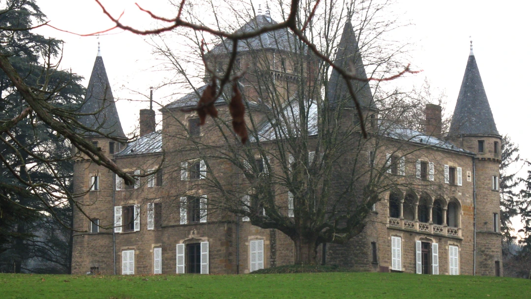 Façade du château de la Combe à Saint-Germain-au-Mont-d’Or, parc arboré au premier plan, accessible en 12 min de train depuis Lyon pour une escapade nature.