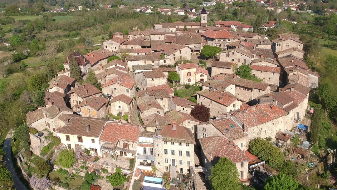 Vue drone de la cité médiévale de Pérouges, maisons à colombages et ruelles pavées, accessible en train depuis Lyon pour une escapade historique.